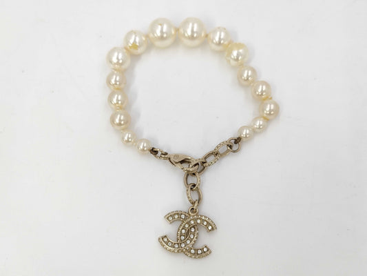CHANEL F17 Pearl x Coco Bracelet Bracelet/Bangle