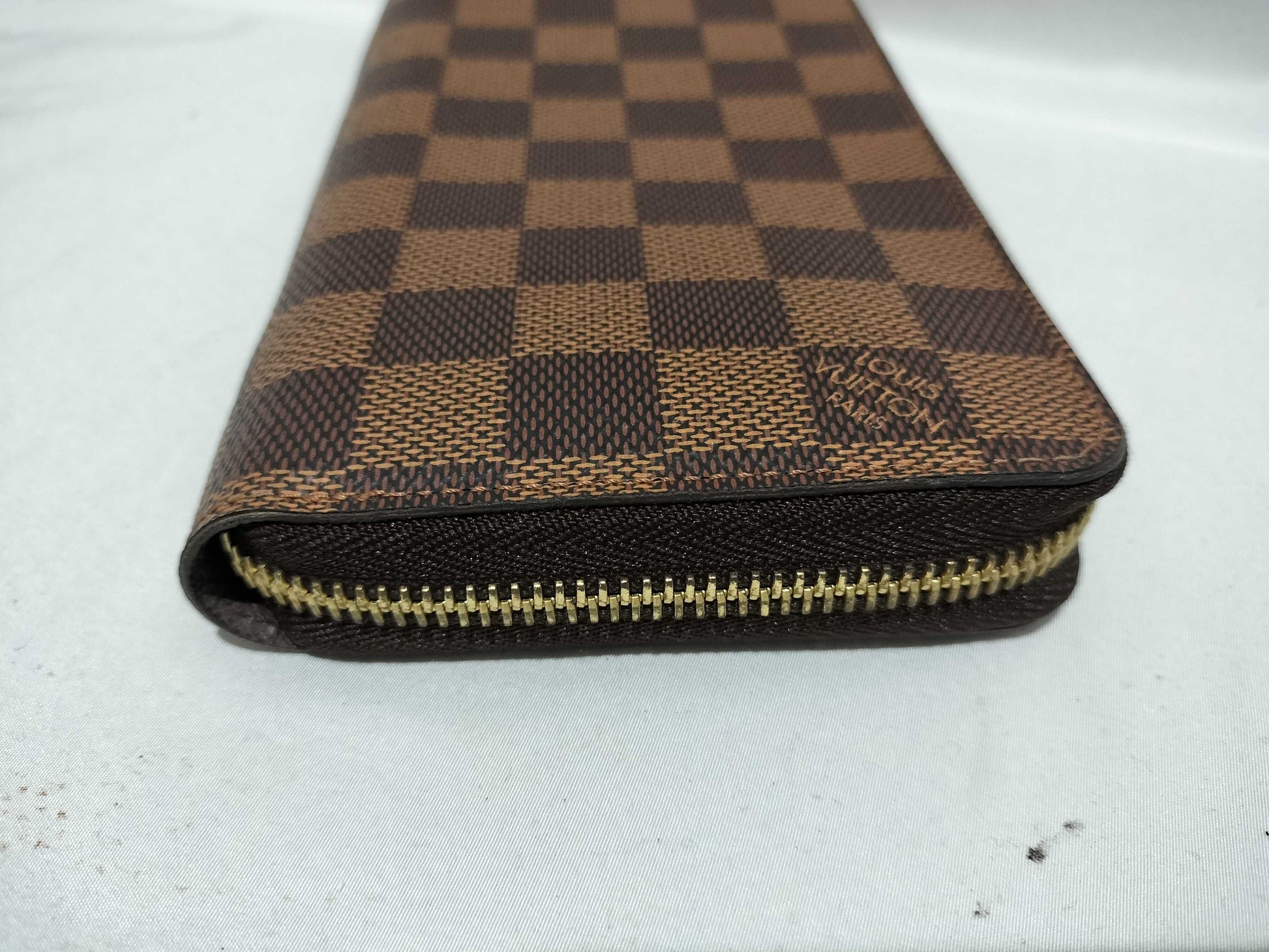 LOUIS VUITTON Damier Round Zip Wallet