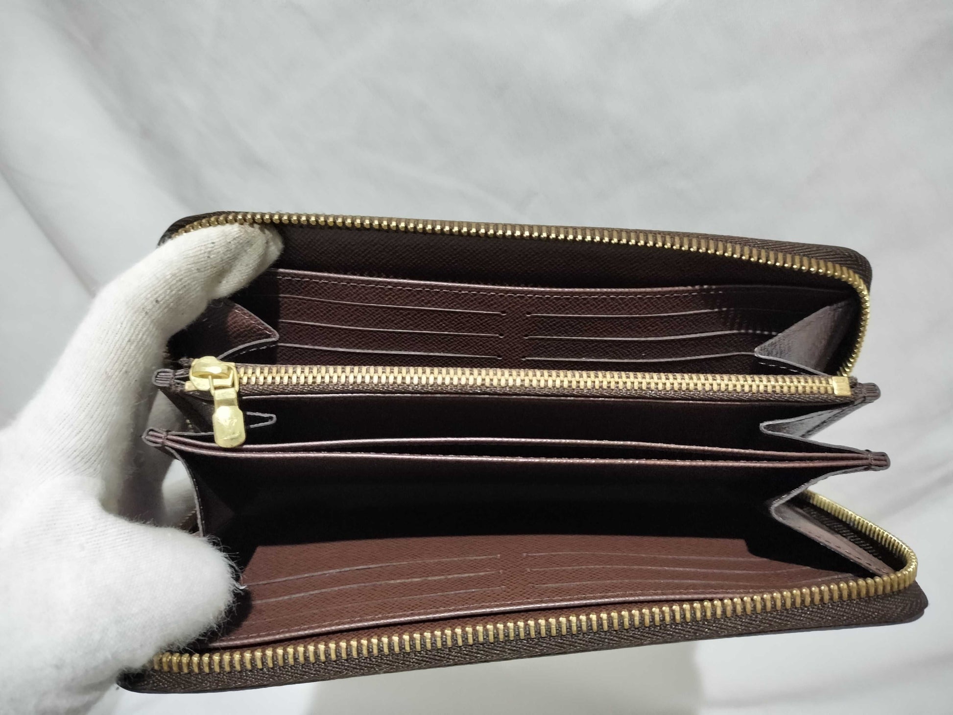 LOUIS VUITTON Damier Round Zip Wallet