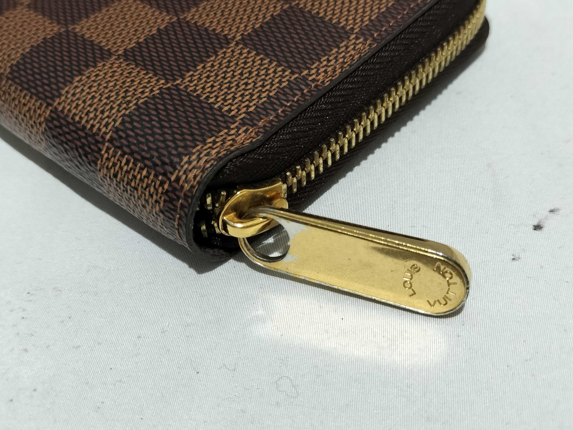 LOUIS VUITTON Damier Round Zip Wallet