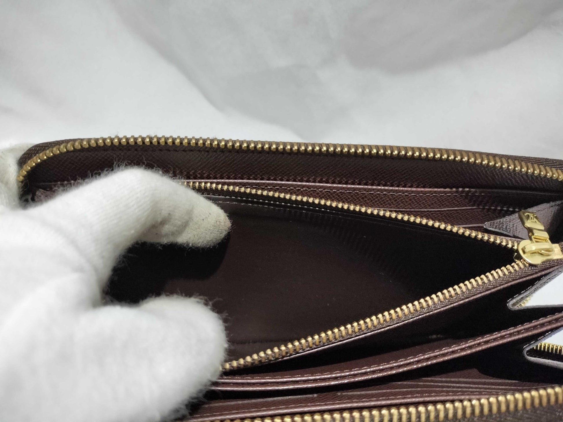 LOUIS VUITTON Damier Round Zip Wallet