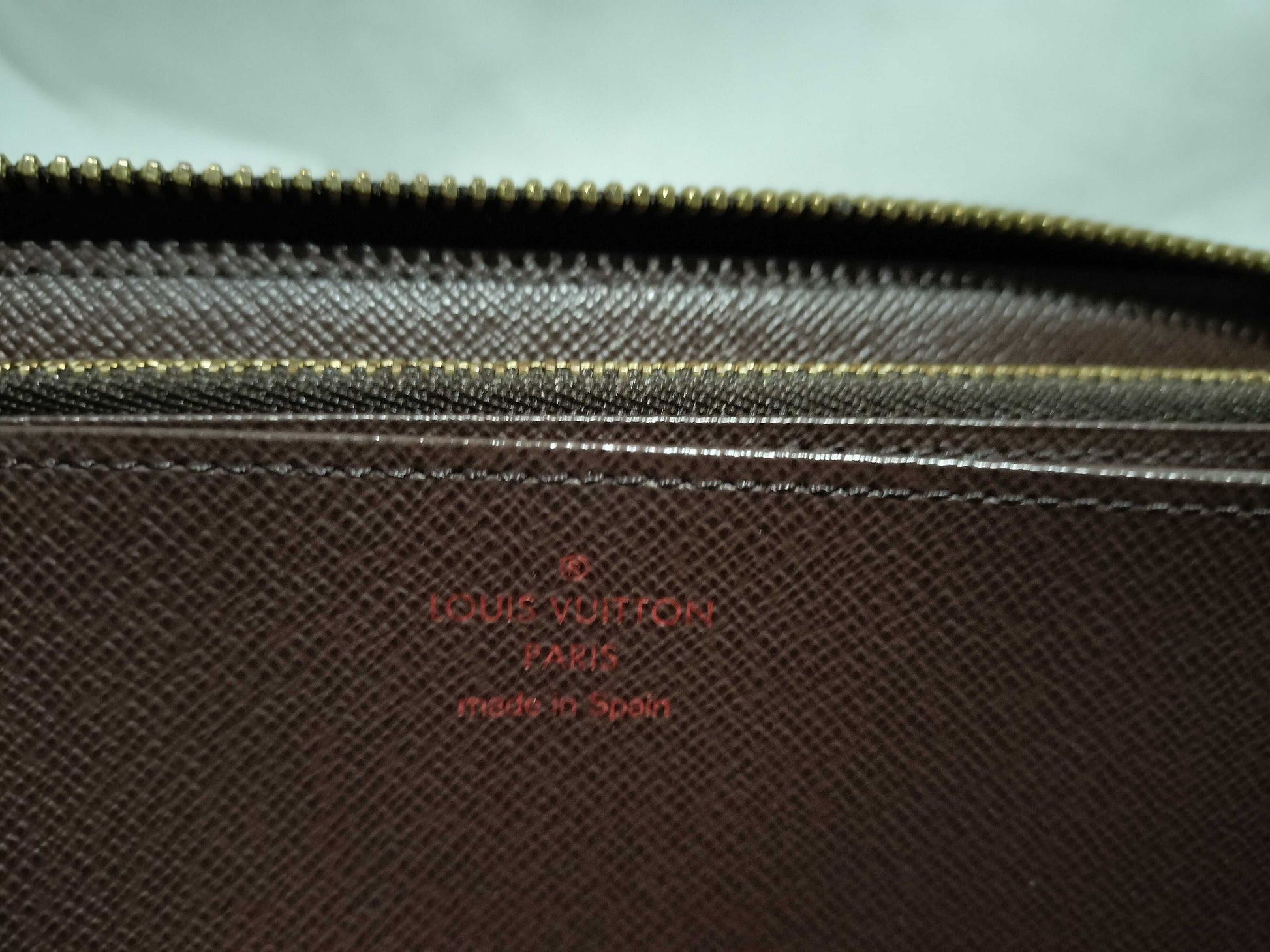 LOUIS VUITTON Damier Round Zip Wallet