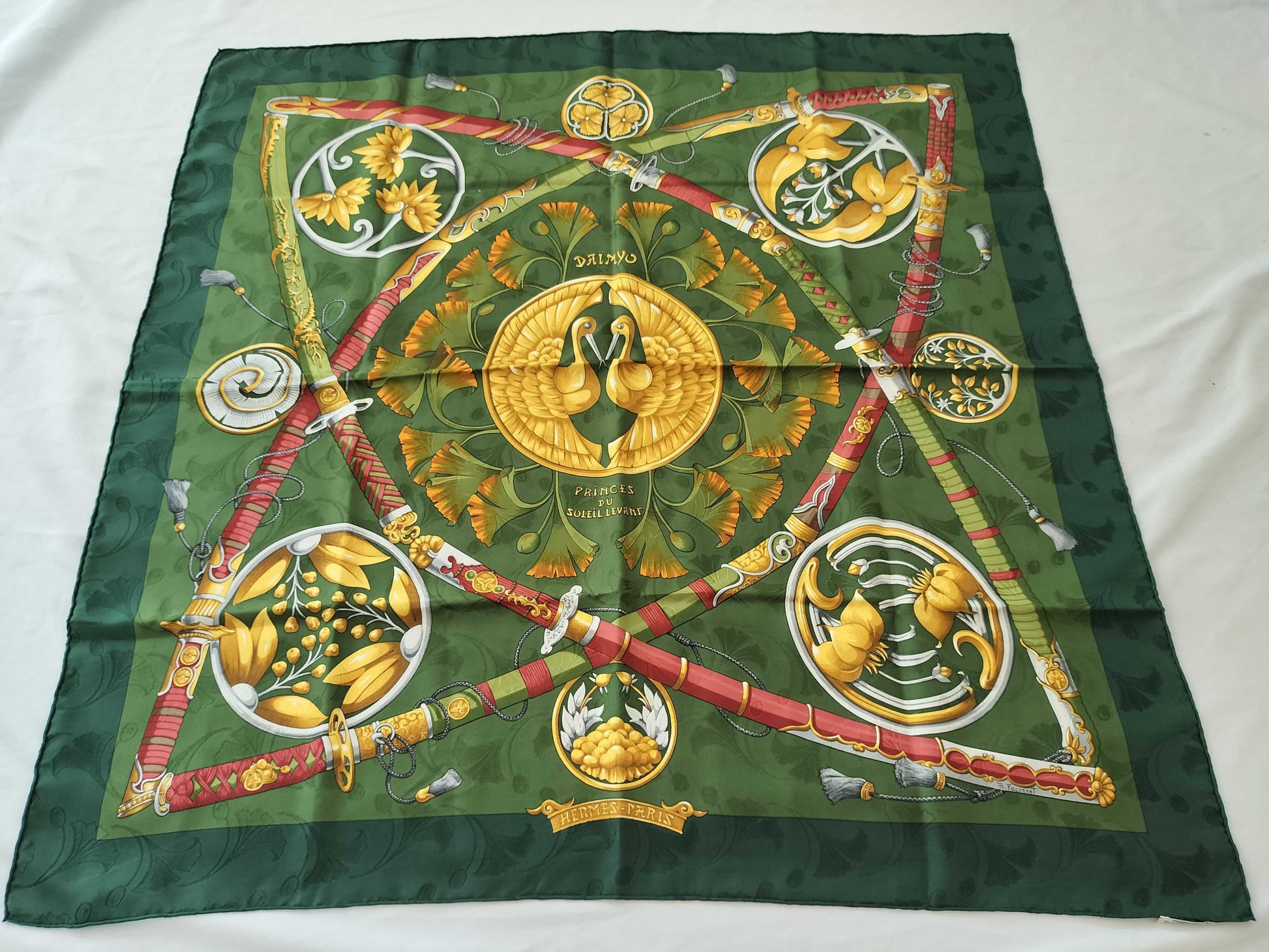 HERMES Carre PRiNCES DU SOLEiL LEVANT Scarf