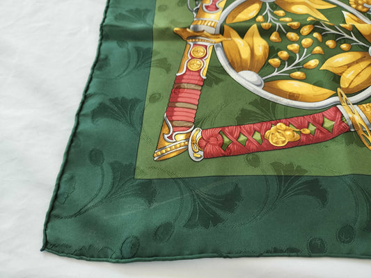 HERMES Carre PRiNCES DU SOLEiL LEVANT Scarf