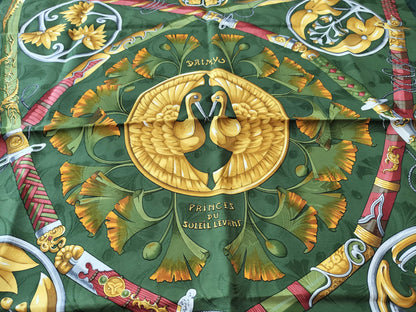 HERMES Carre PRiNCES DU SOLEiL LEVANT Scarf