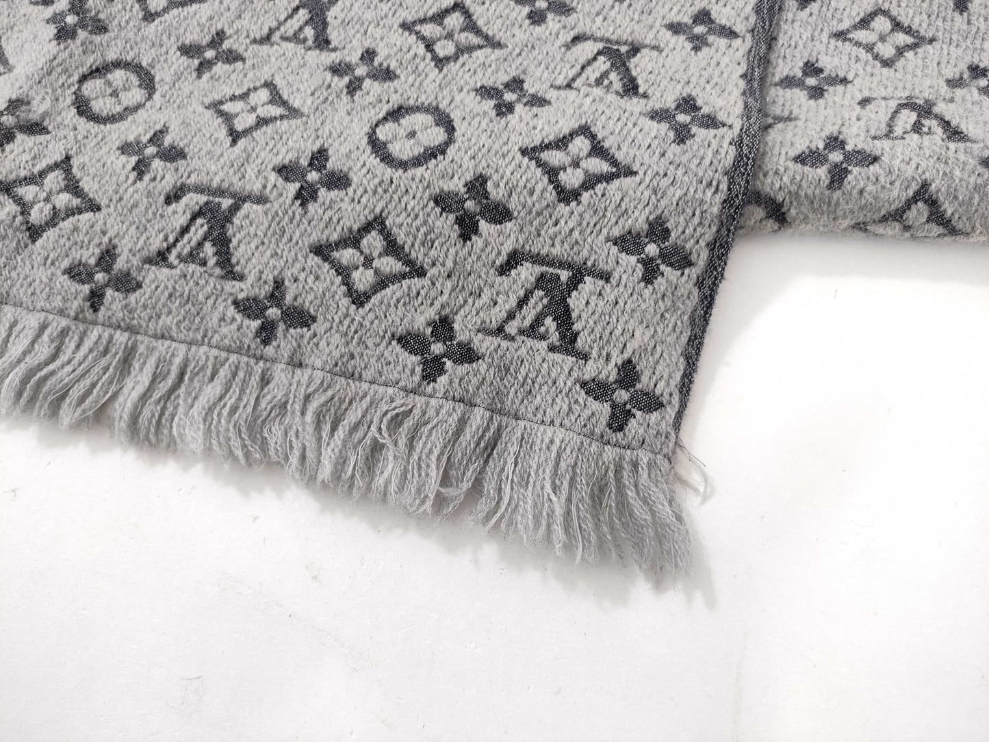LOUIS VUITTON Monogram 100% Wool Scarf
