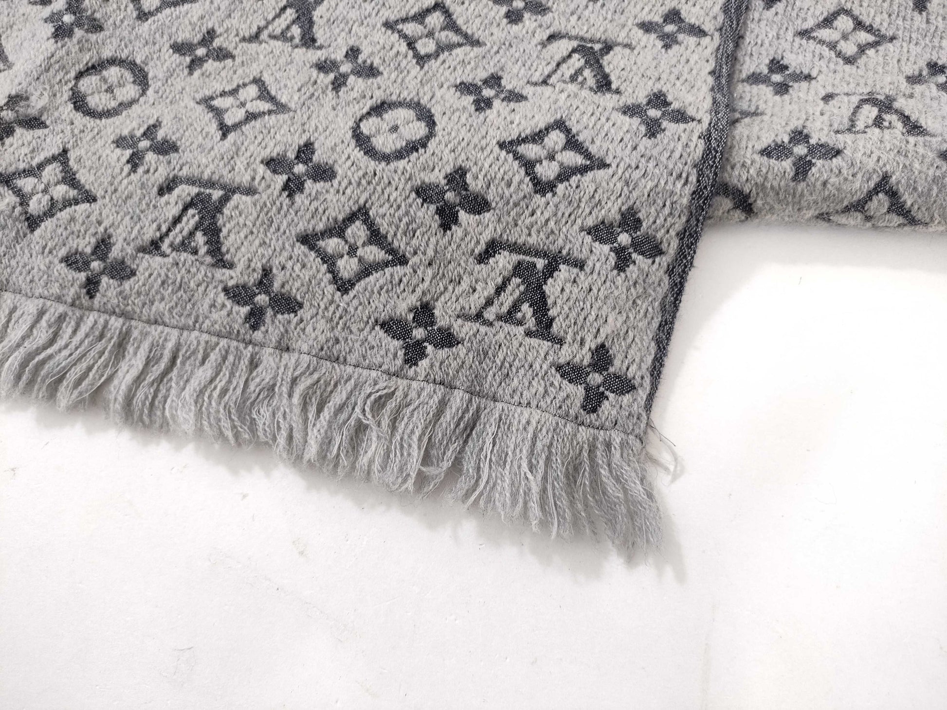 LOUIS VUITTON Monogram 100% Wool Scarf