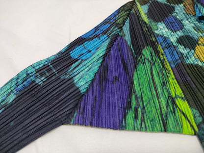 ISSEY MIYAKE Pleated Top with Patterned Buttons
