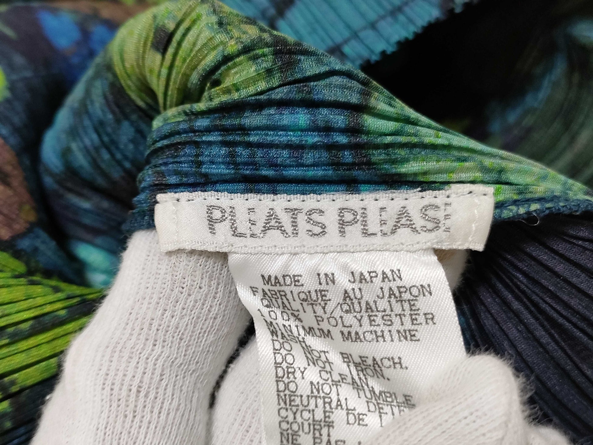 ISSEY MIYAKE Pleated Top with Patterned Buttons