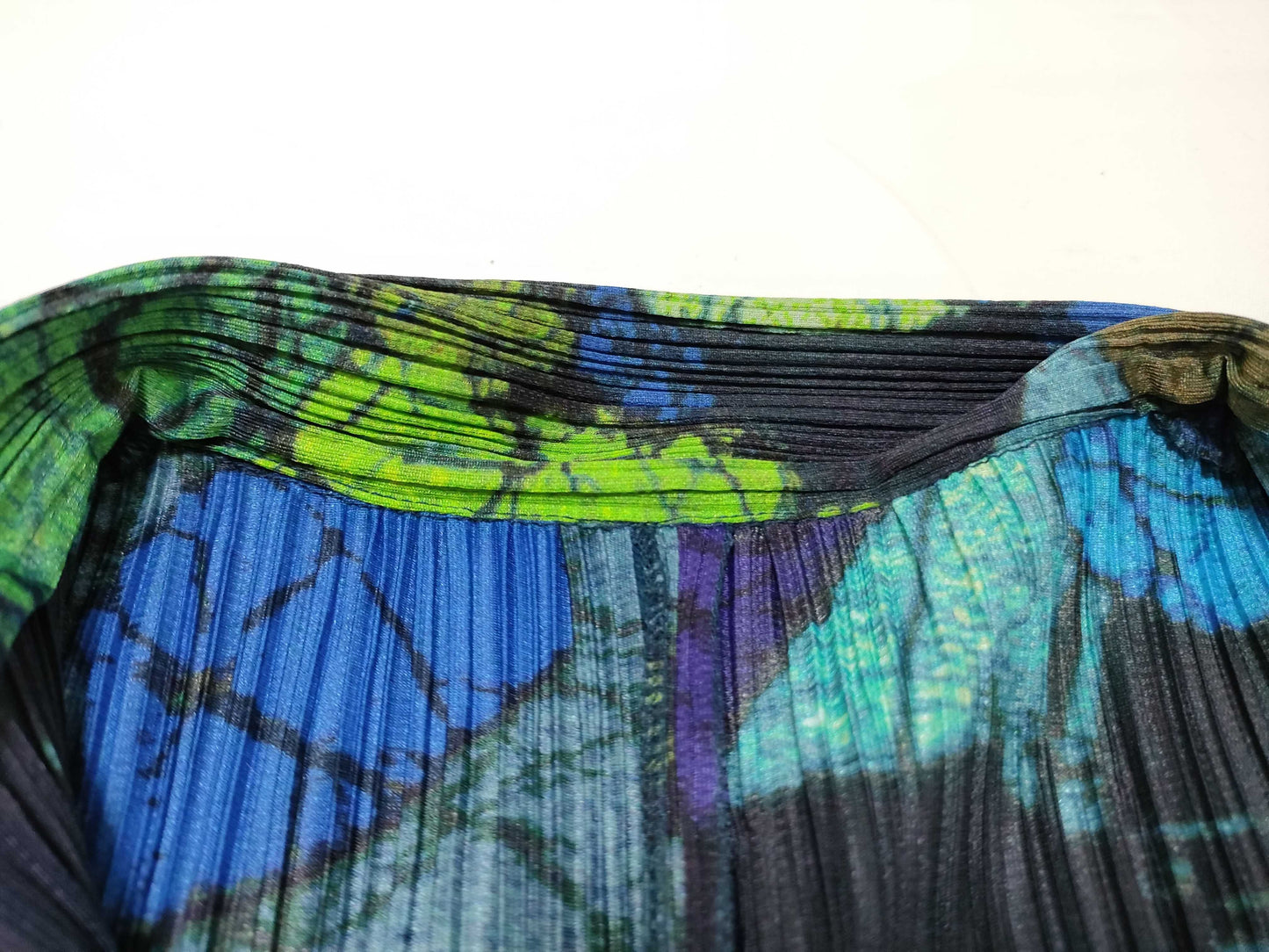 ISSEY MIYAKE Pleated Top with Patterned Buttons