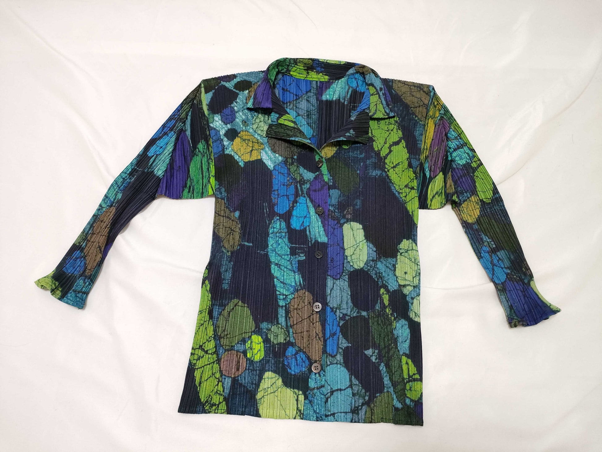 ISSEY MIYAKE Pleated Top with Patterned Buttons