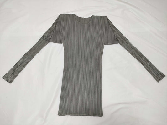 ISSEY MIYAKE Pleated Crew Neck Long Sleeve Solid Top