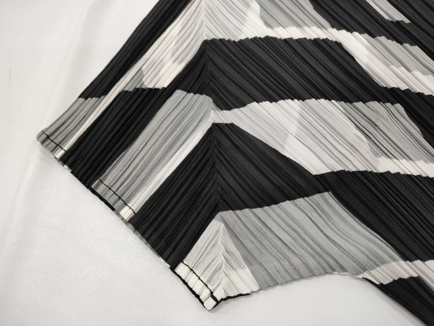 ISSEY MIYAKE Pleats Please Patterned Tops