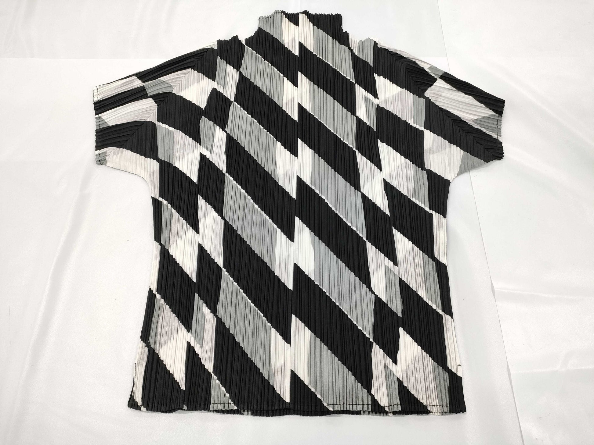 ISSEY MIYAKE Pleats Please Patterned Tops