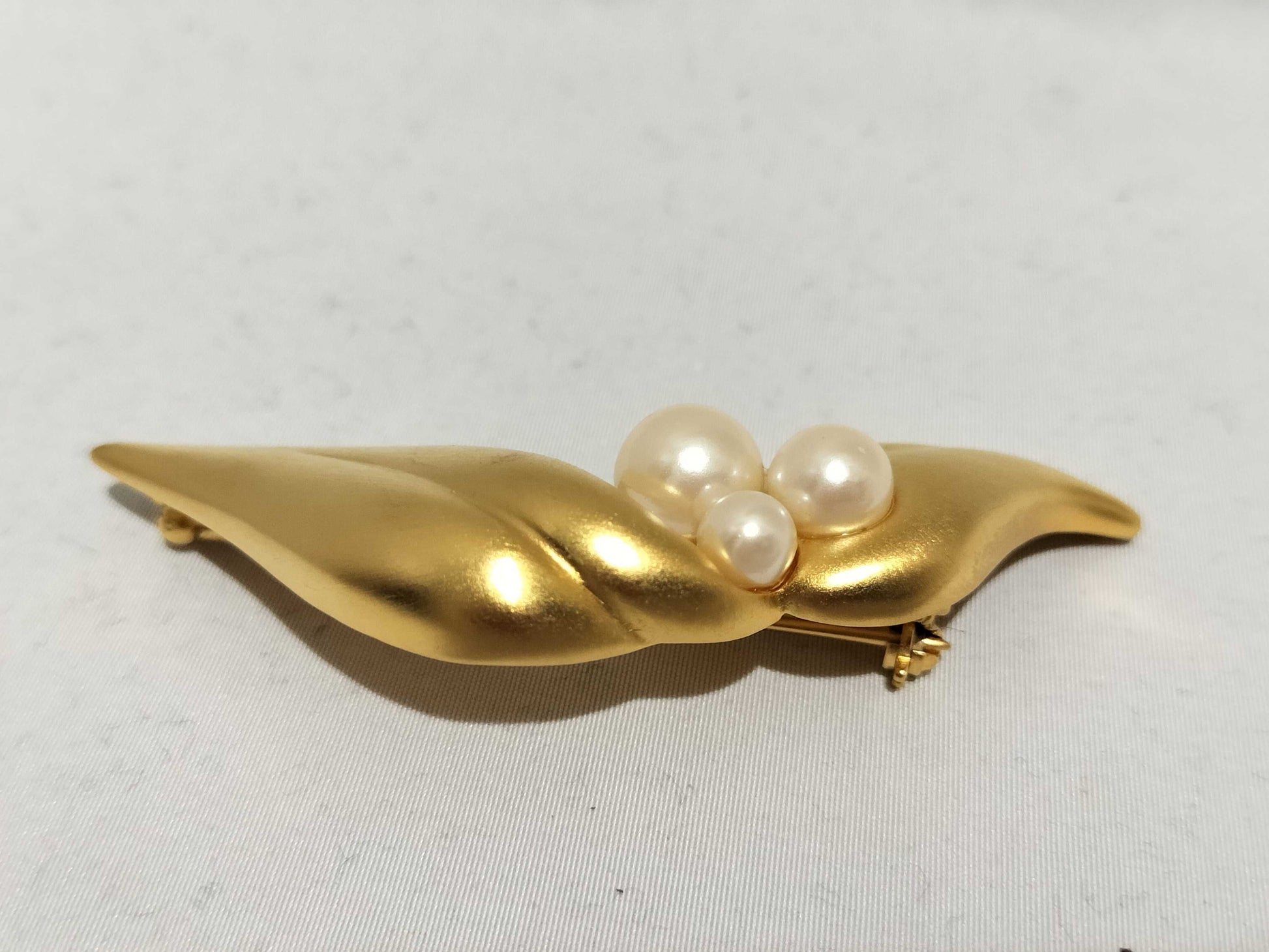 GIVENCHY Pearl Earrings/Brooch Accessories Summary Accessories Summary 