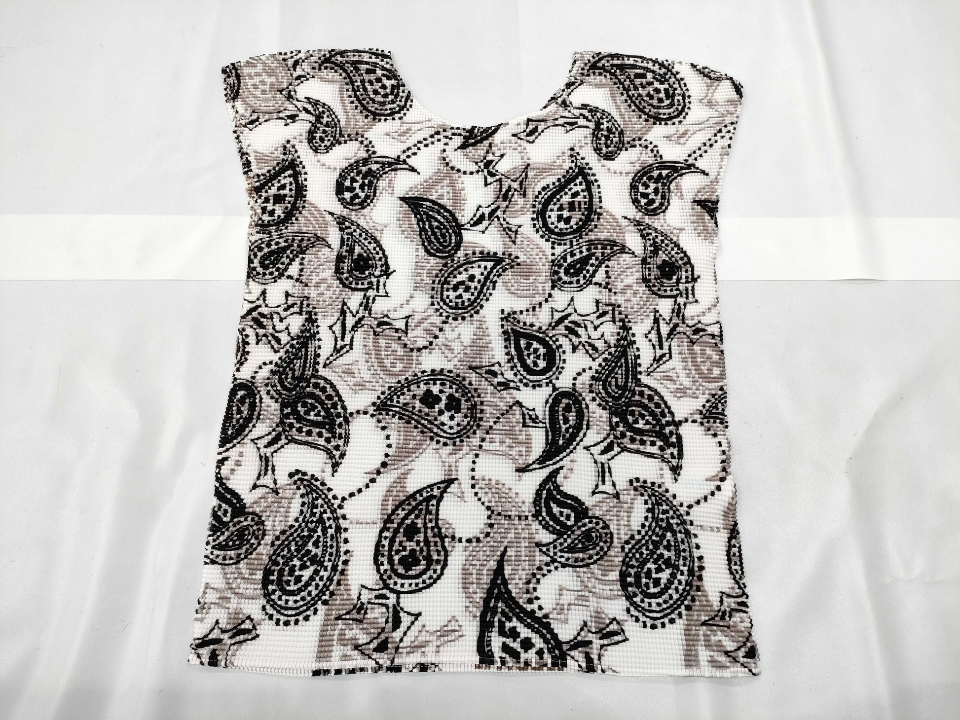 ISSEY MIYAKE me Paisley Print Tops Tops