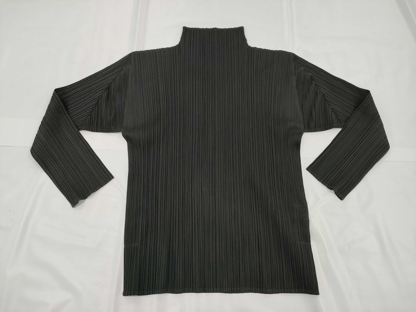 ISSEY MIYAKE black long-sleeved top