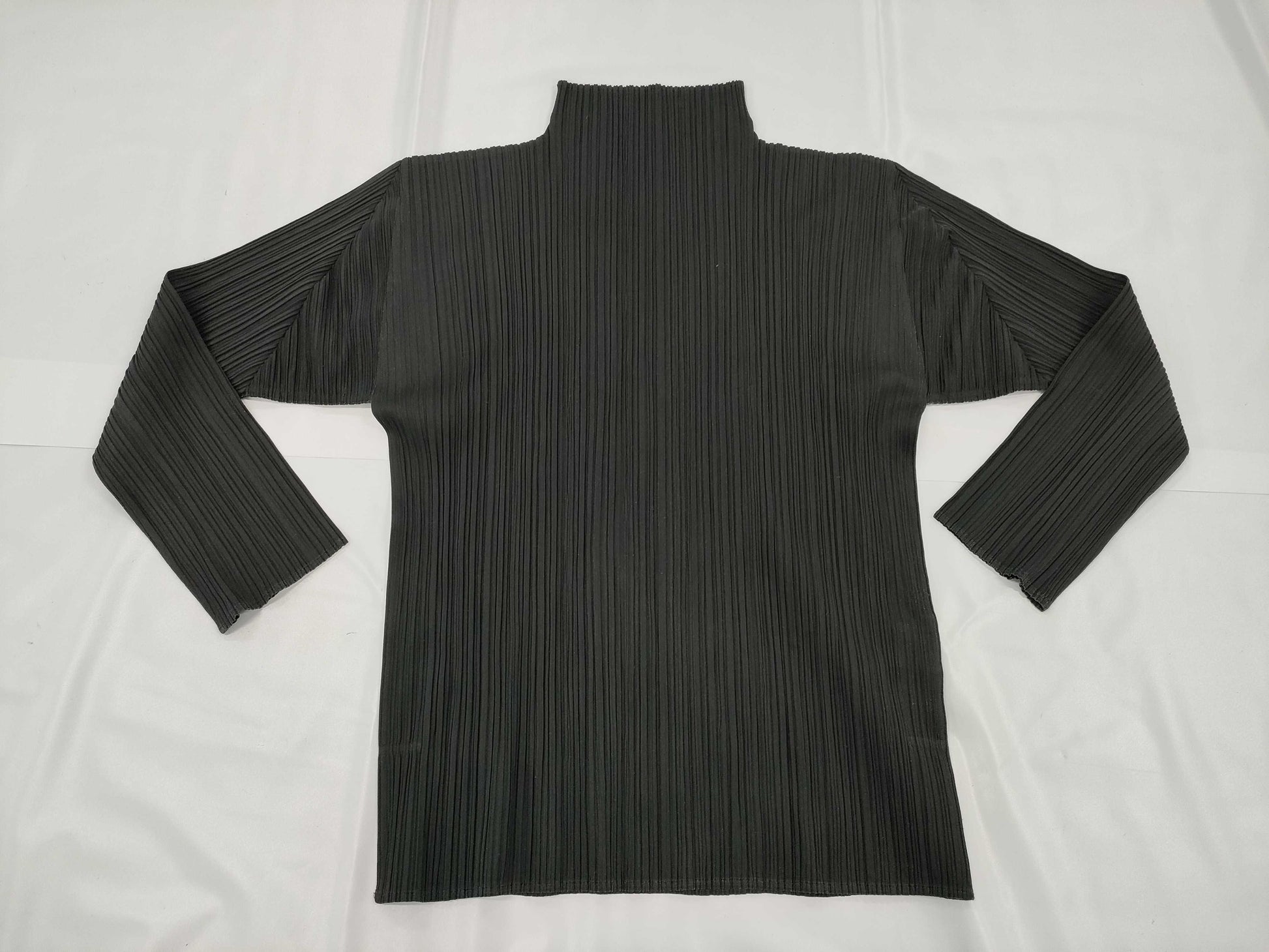 ISSEY MIYAKE black long-sleeved top