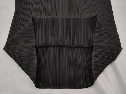 ISSEY MIYAKE black long-sleeved top