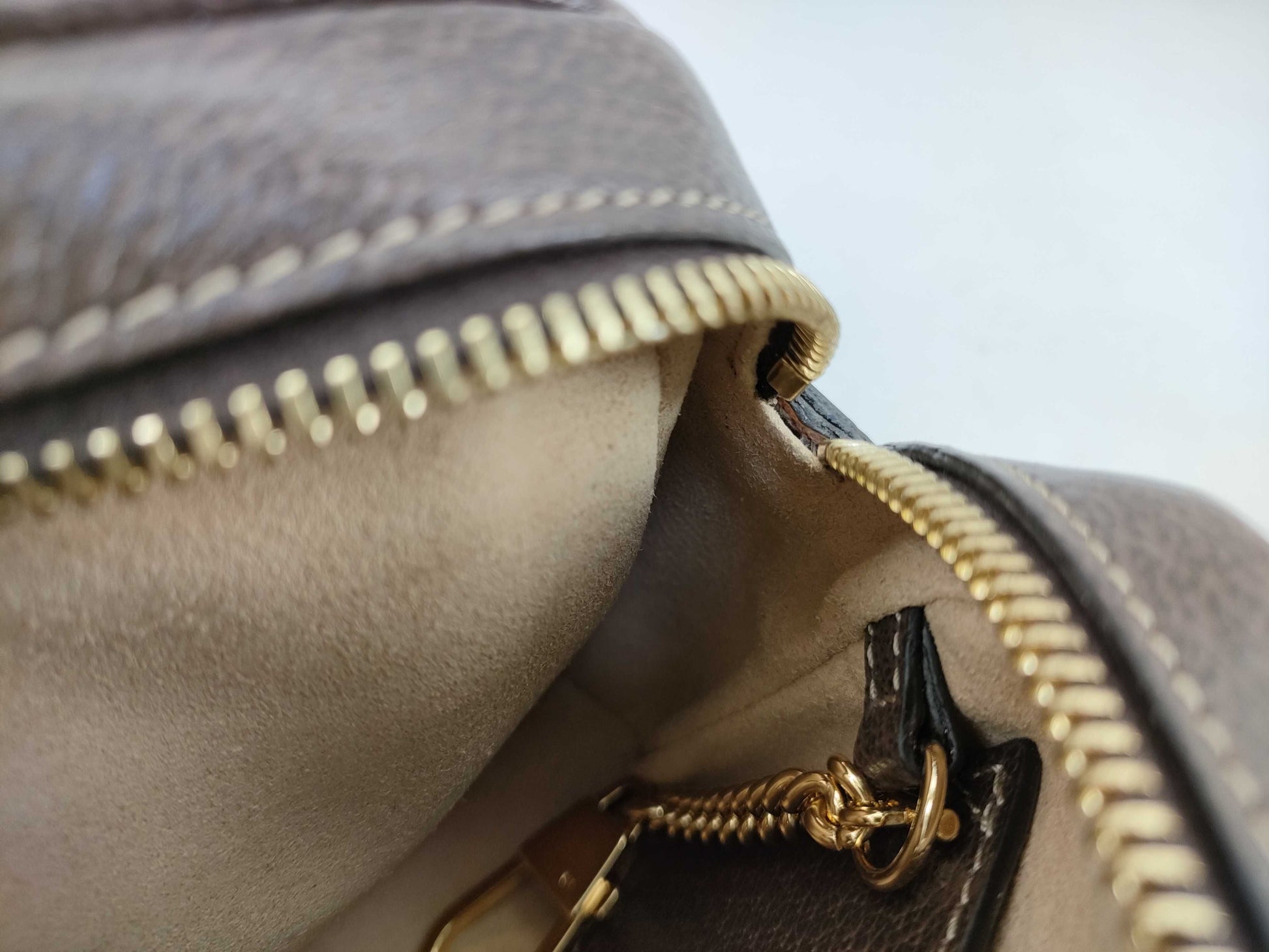 GUCCI GG Supreme Sherry Shoulder Bag