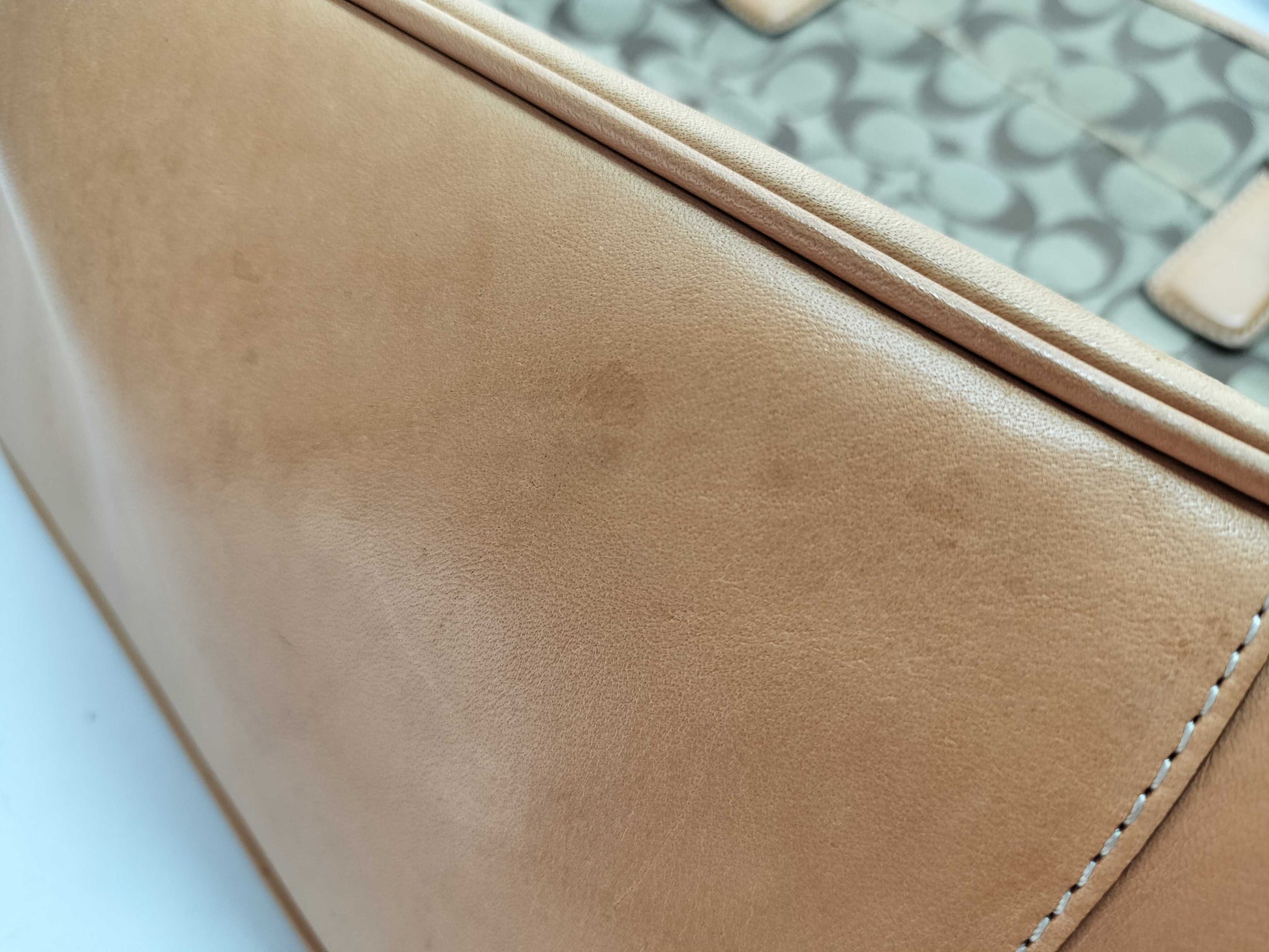 Two mini handbags from COACH, Michael Kors, Burberry, etc. One handbag, two-way bag, and a tote bag