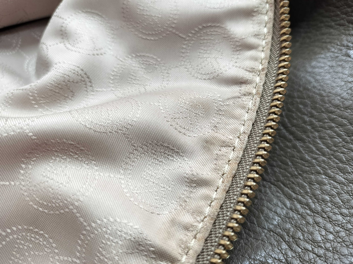 Two mini handbags from COACH, Michael Kors, Burberry, etc. One handbag, two-way bag, and a tote bag
