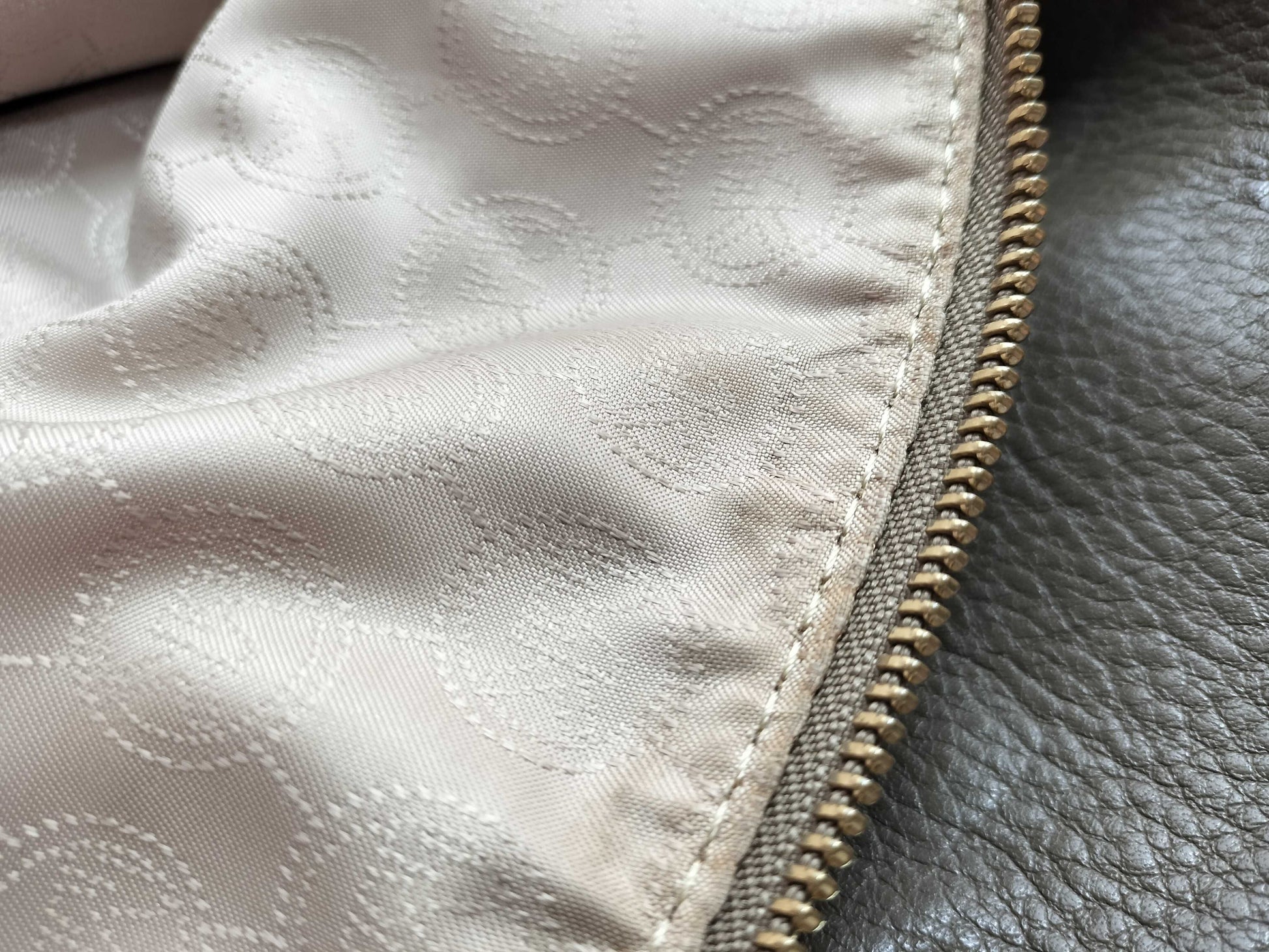 Two mini handbags from COACH, Michael Kors, Burberry, etc. One handbag, two-way bag, and a tote bag