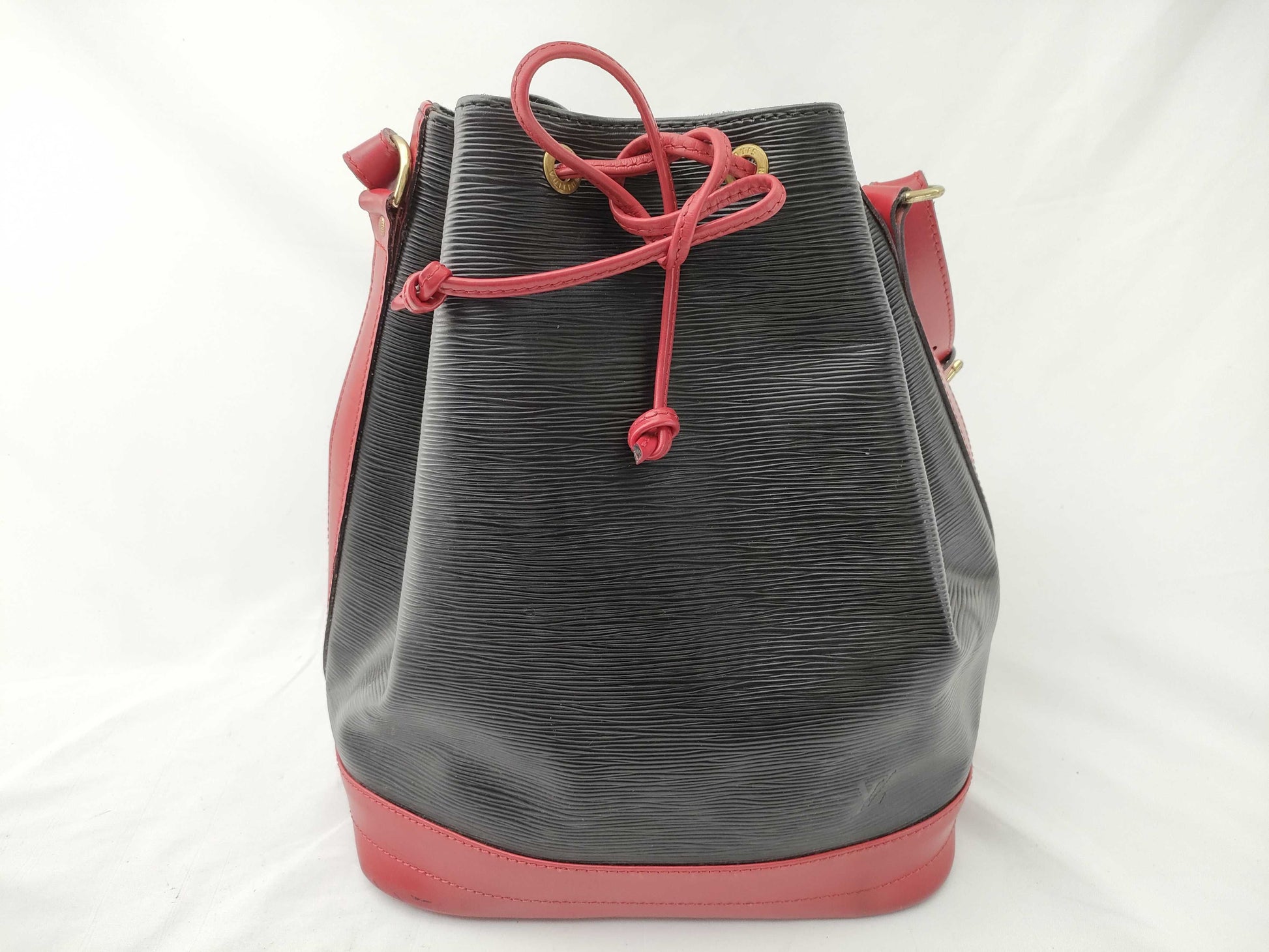 LOUIS VUITTON Epi Noe Two-Tone Shoulder Bag