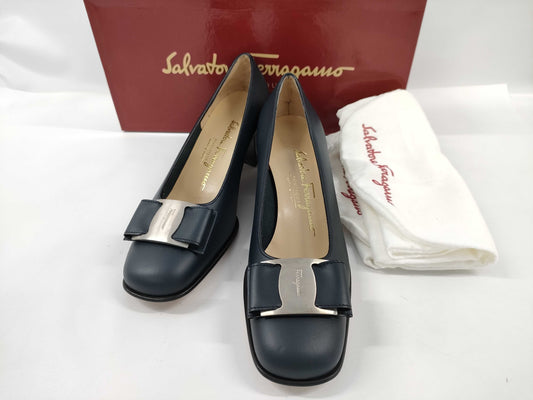 Salvatore Ferragamo Vara/Silver Hardware/Navy Pumps