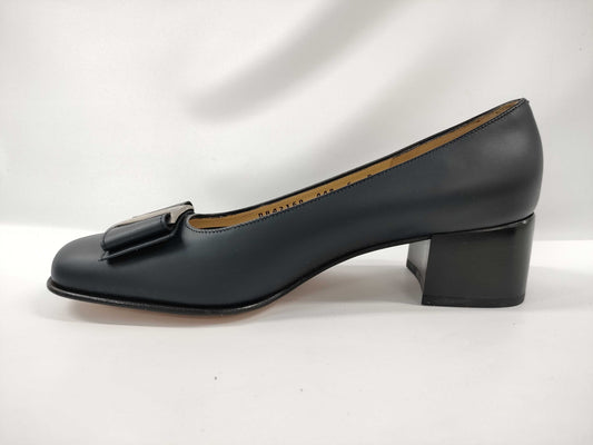 Salvatore Ferragamo Vara/Silver Hardware/Navy Pumps