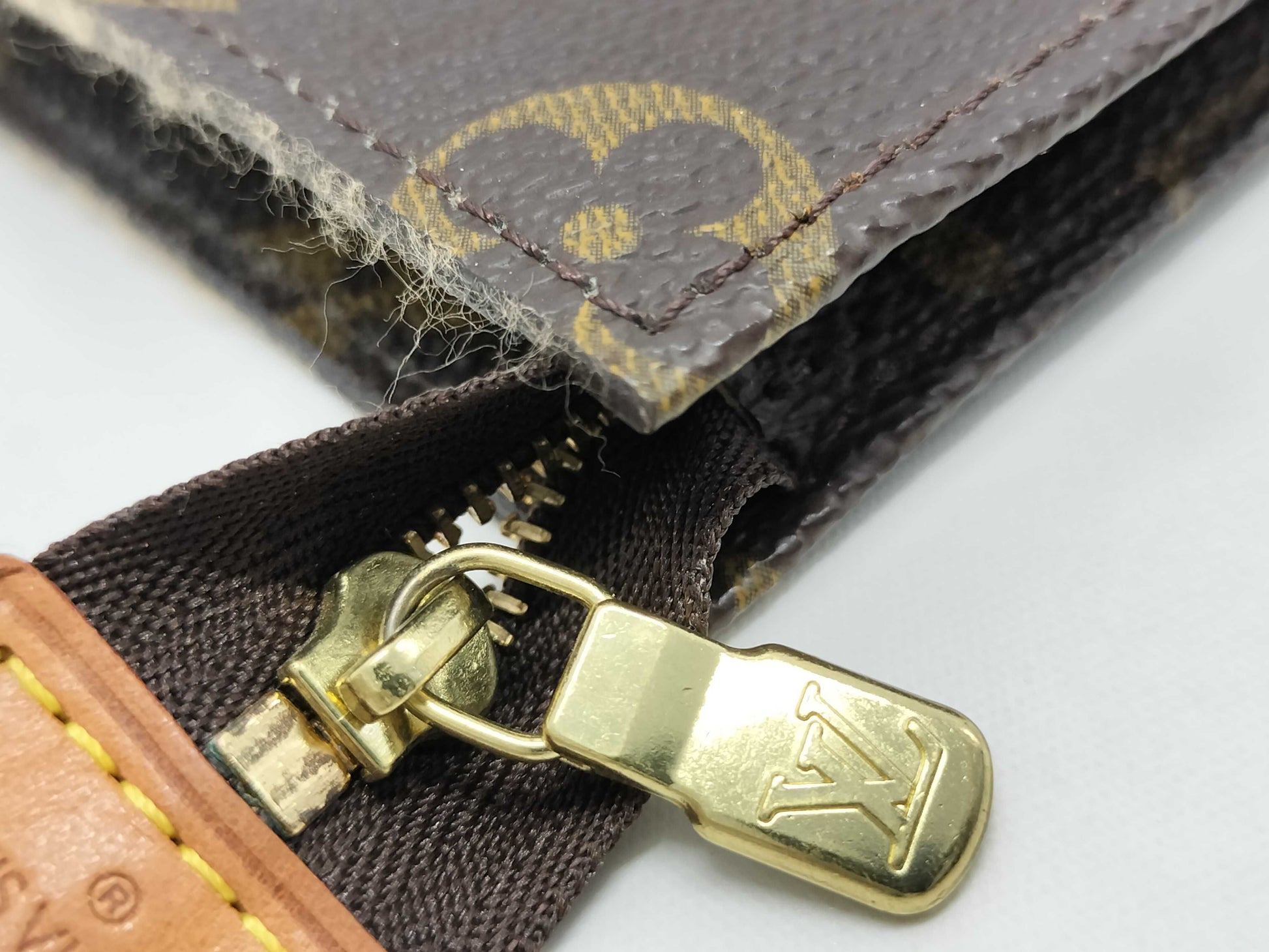 LOUIS VUITTON Monogram Bucket Pouch Pouch