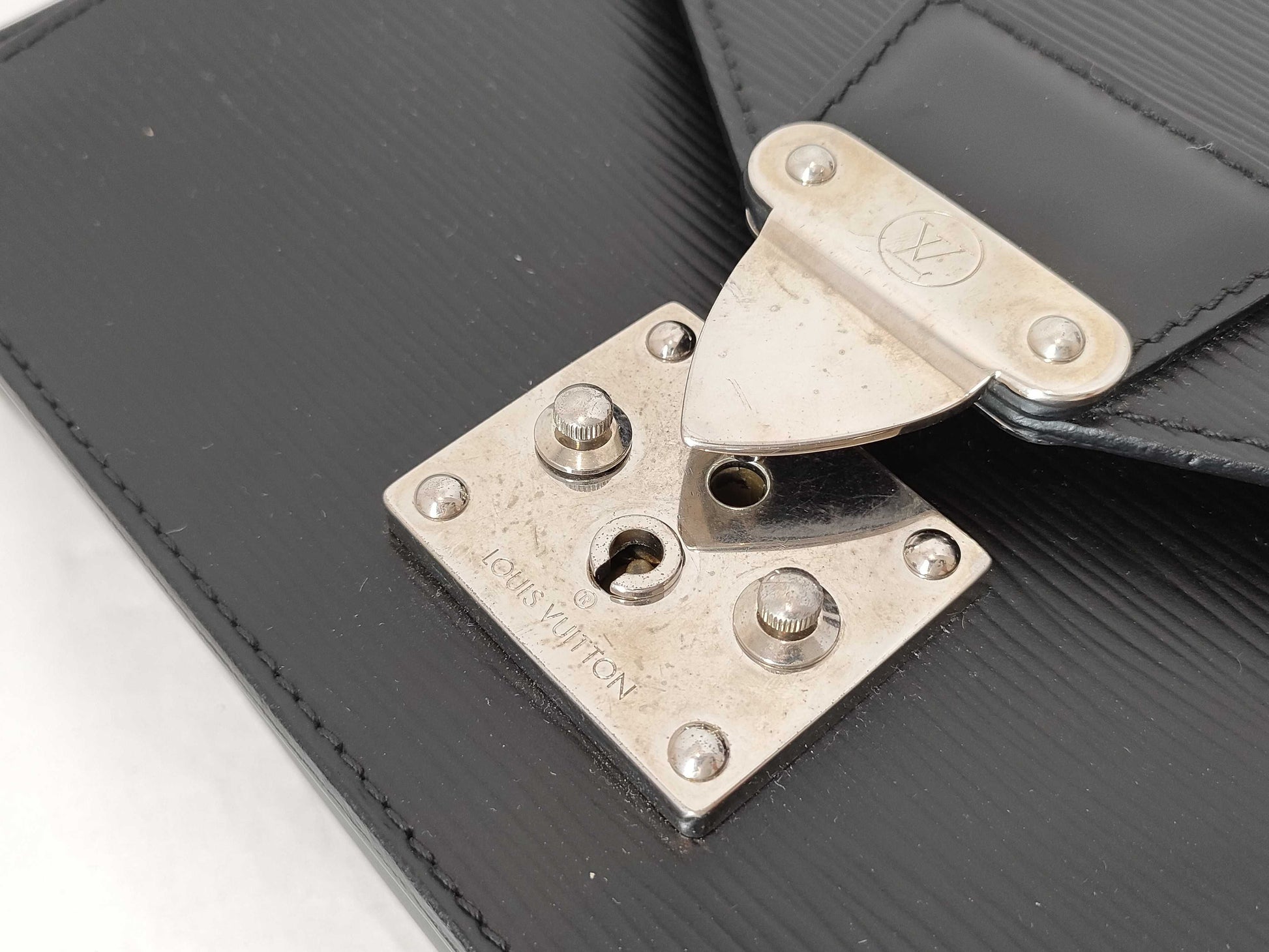 LOUIS VUITTON RFID verification failed RI2162 Epi Pochette Serie Dragonne M52762 Second Bag