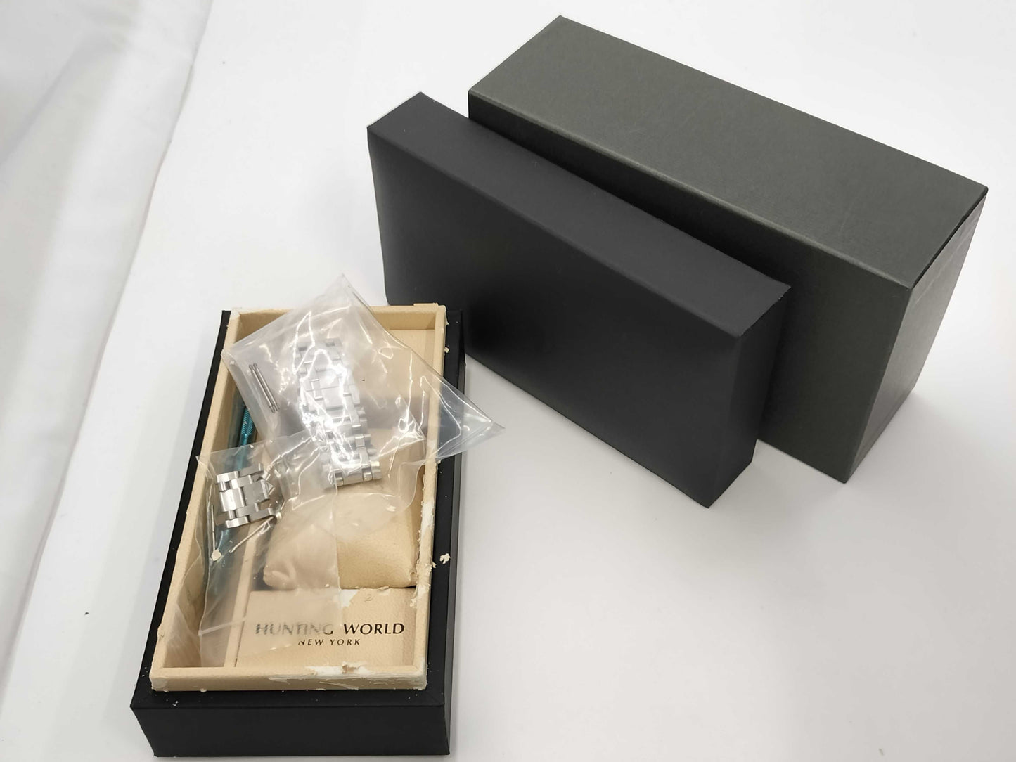 HUNTING WORLD HW401 Men's Watch with Deteriorated Box