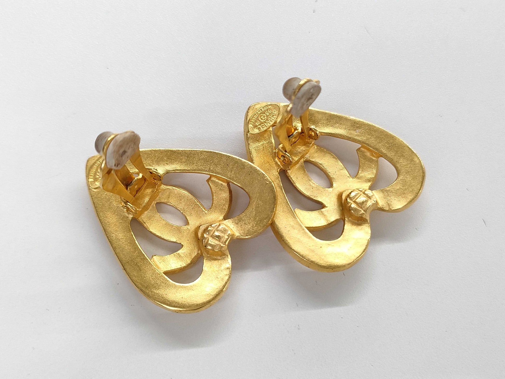 CHANEL 95p Heart Earrings