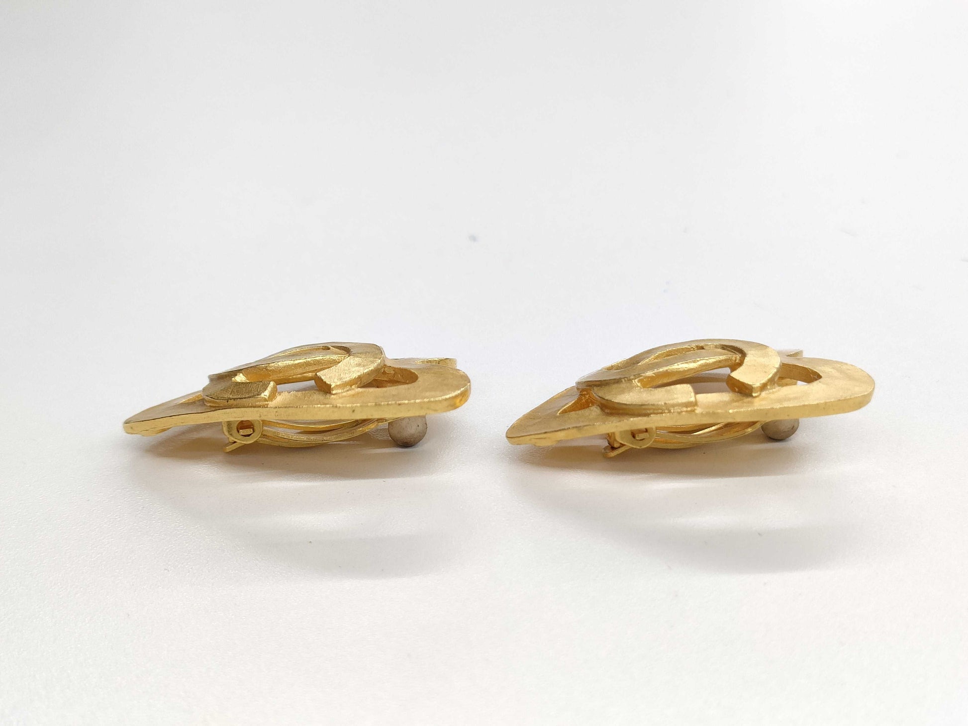 CHANEL 95p Heart Earrings