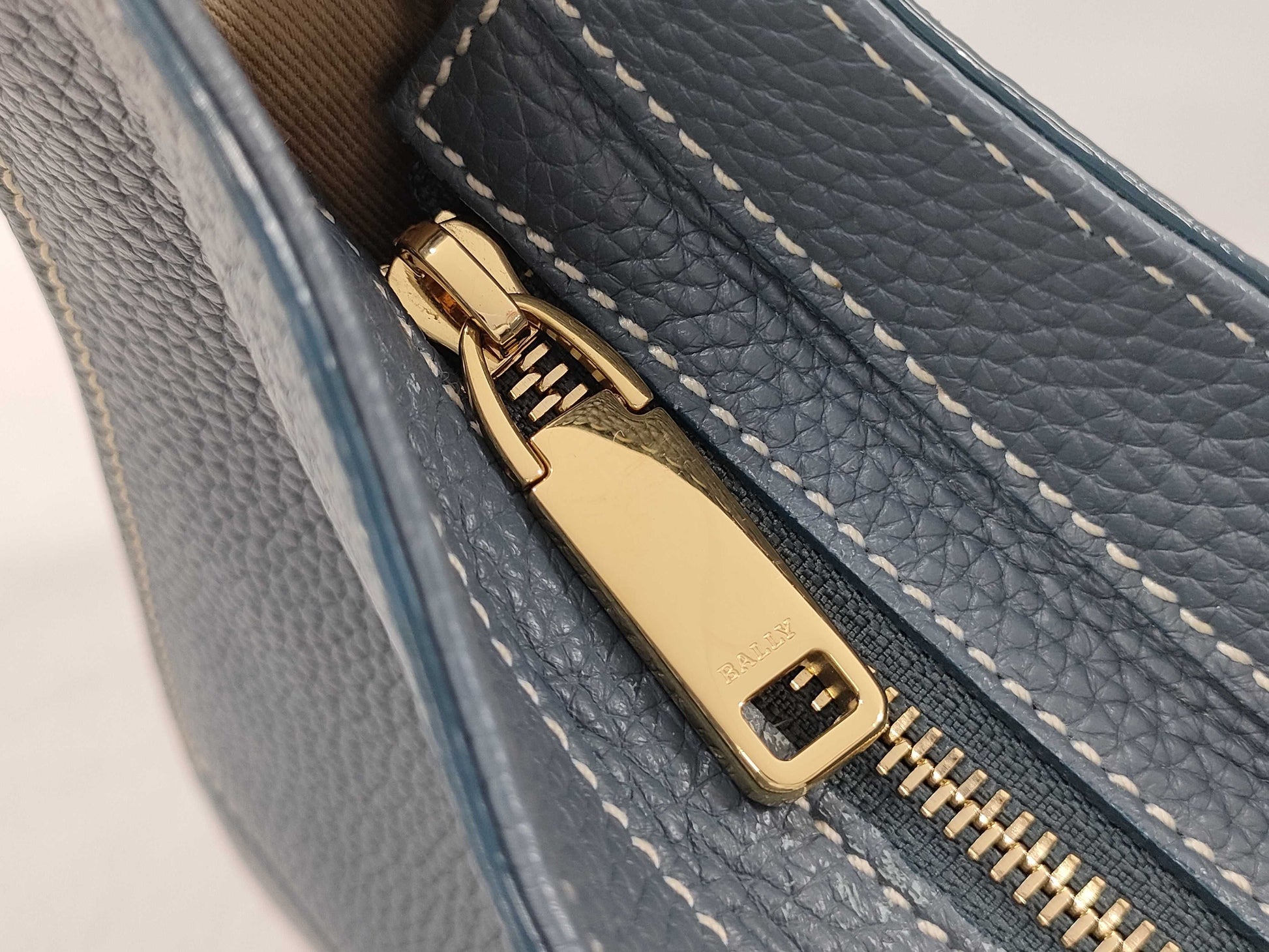 BALLY Leather Shoulder Bag