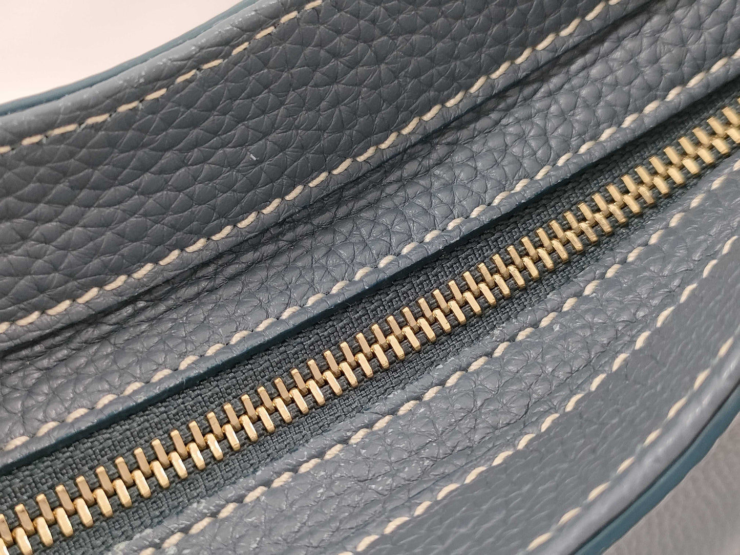 BALLY Leather Shoulder Bag