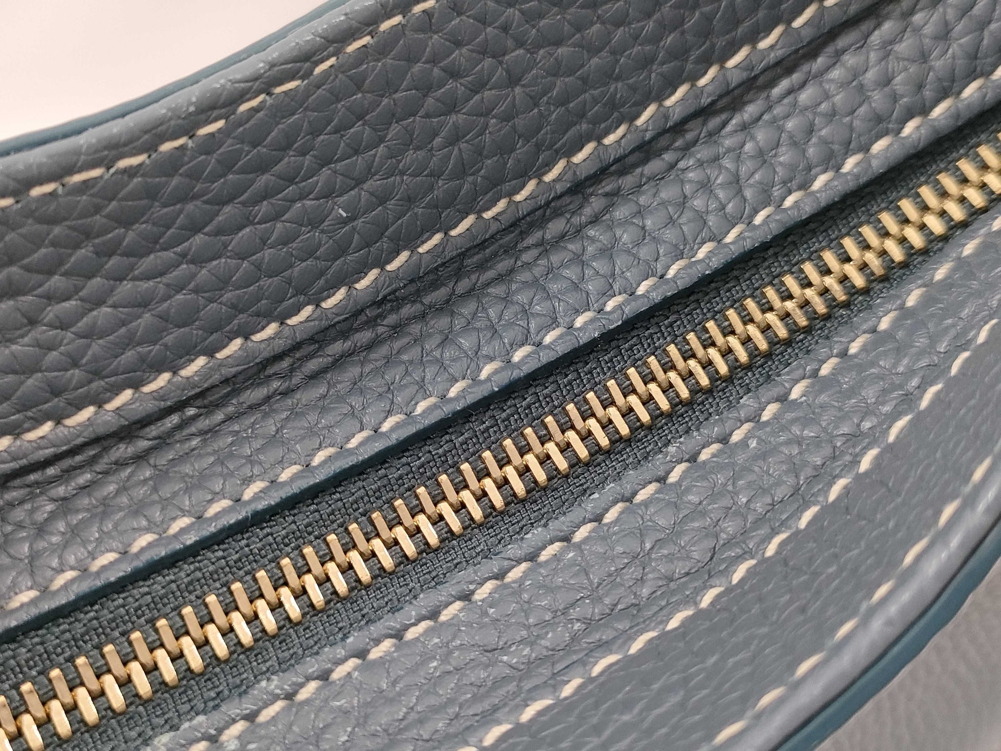 BALLY Leather Shoulder Bag