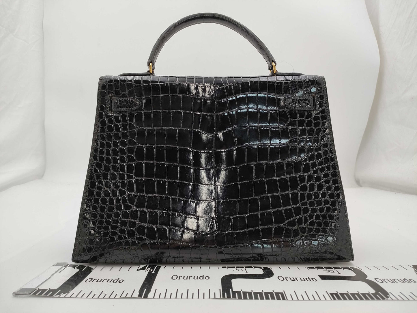 HERMES Kelly 32 Black Crocodile Leather Handbag with Gold Hardware and 〇I Stamp