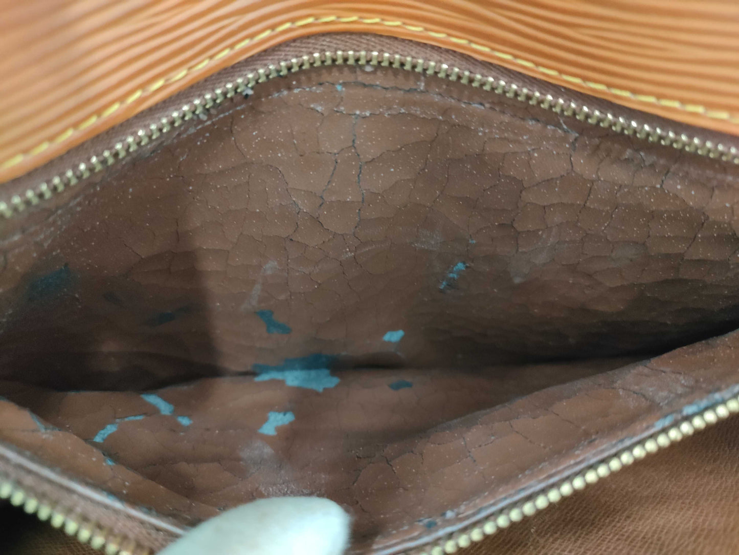LOUIS VUITTON Epi Serie Dragonne Second Bag Clutch Bag Leather Second Bag