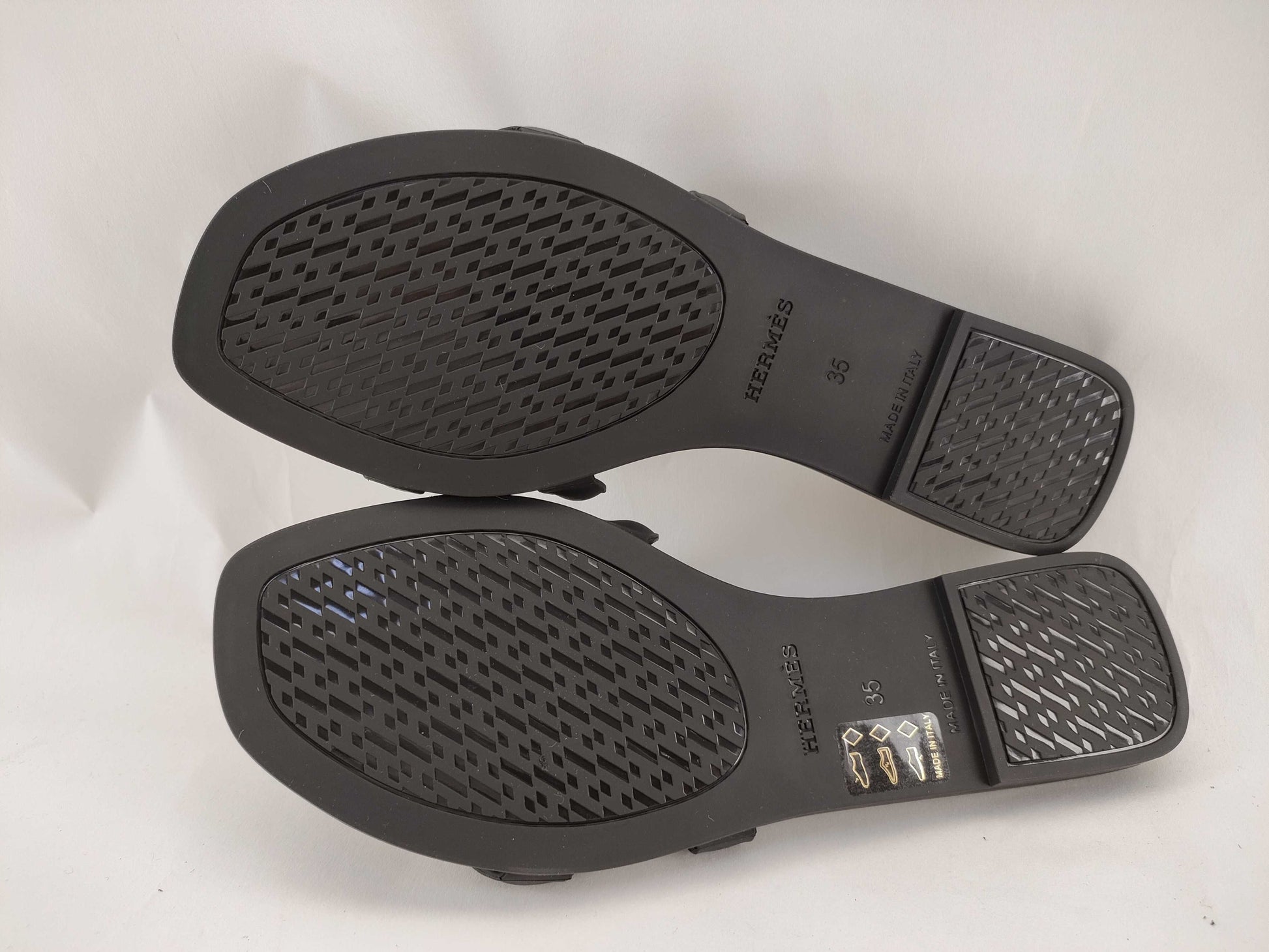 HERMES Aloha Chaine d'Ancre Black Sandals