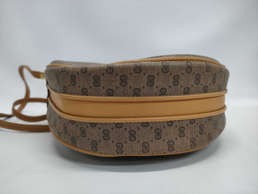 GUCCI GG Supreme [20% OFF] Pochette Shoulder Bag *Internal damage present. Shoulder bag