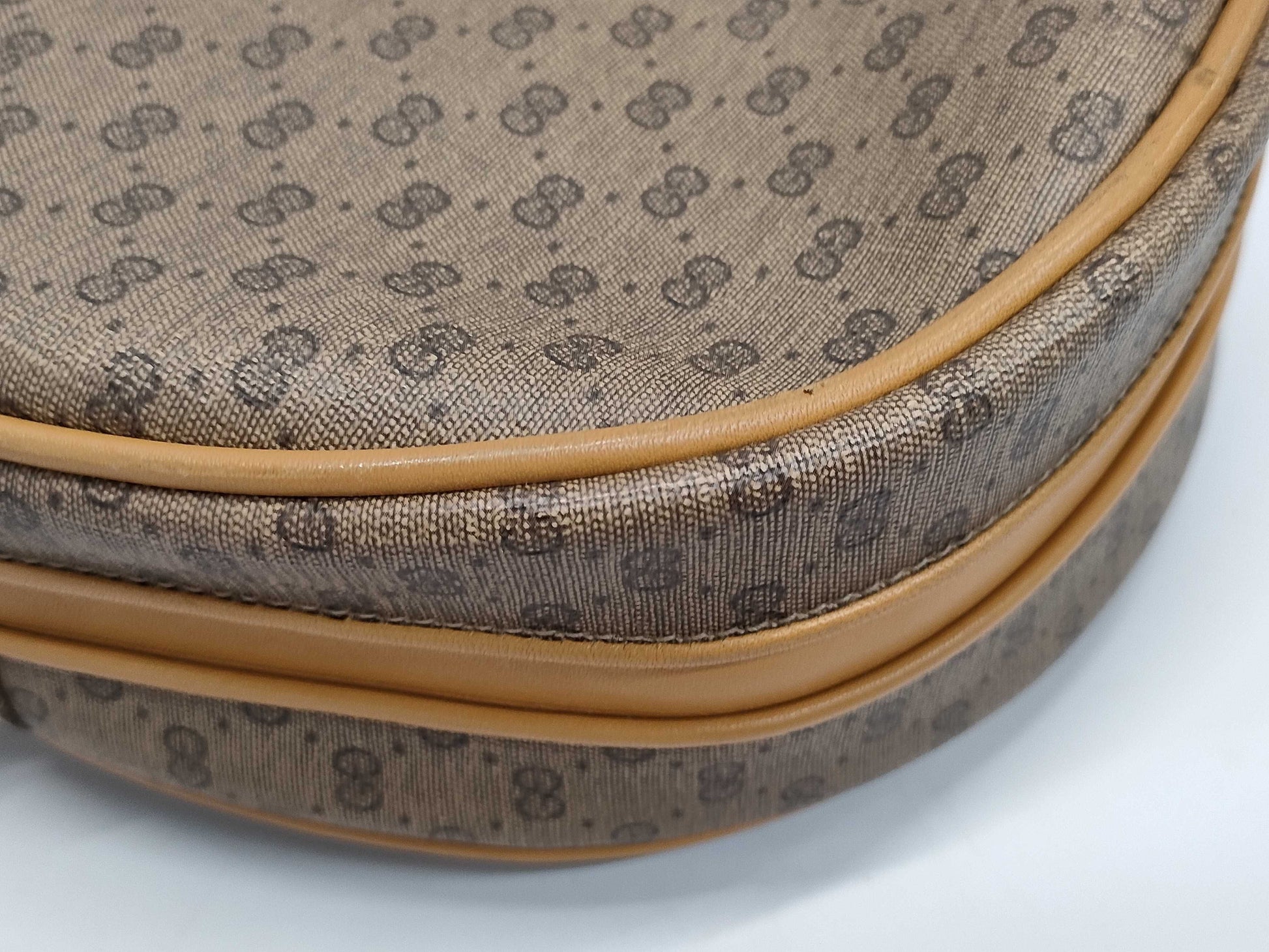 GUCCI GG Supreme [20% OFF] Pochette Shoulder Bag *Internal damage present. Shoulder bag