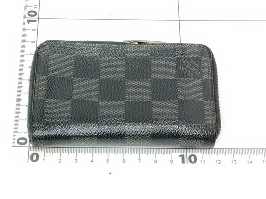 LOUIS VUITTON Damier Zippy Coin Purse with Zipper Closure