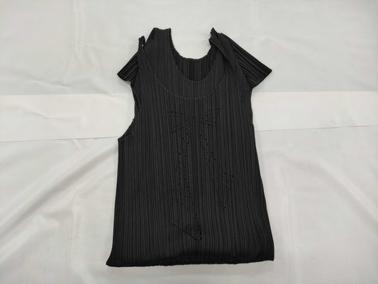 ISSEY MIYAKE Pleats Please Punching Ribbon Motif Top