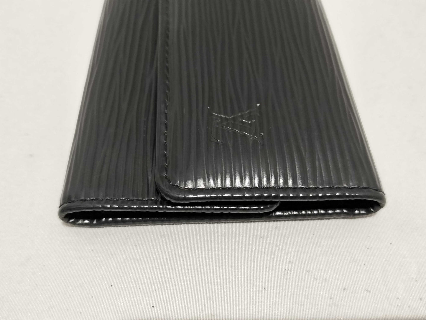 LOUIS VUITTON Epi Multicle 6 Key Case, Black
