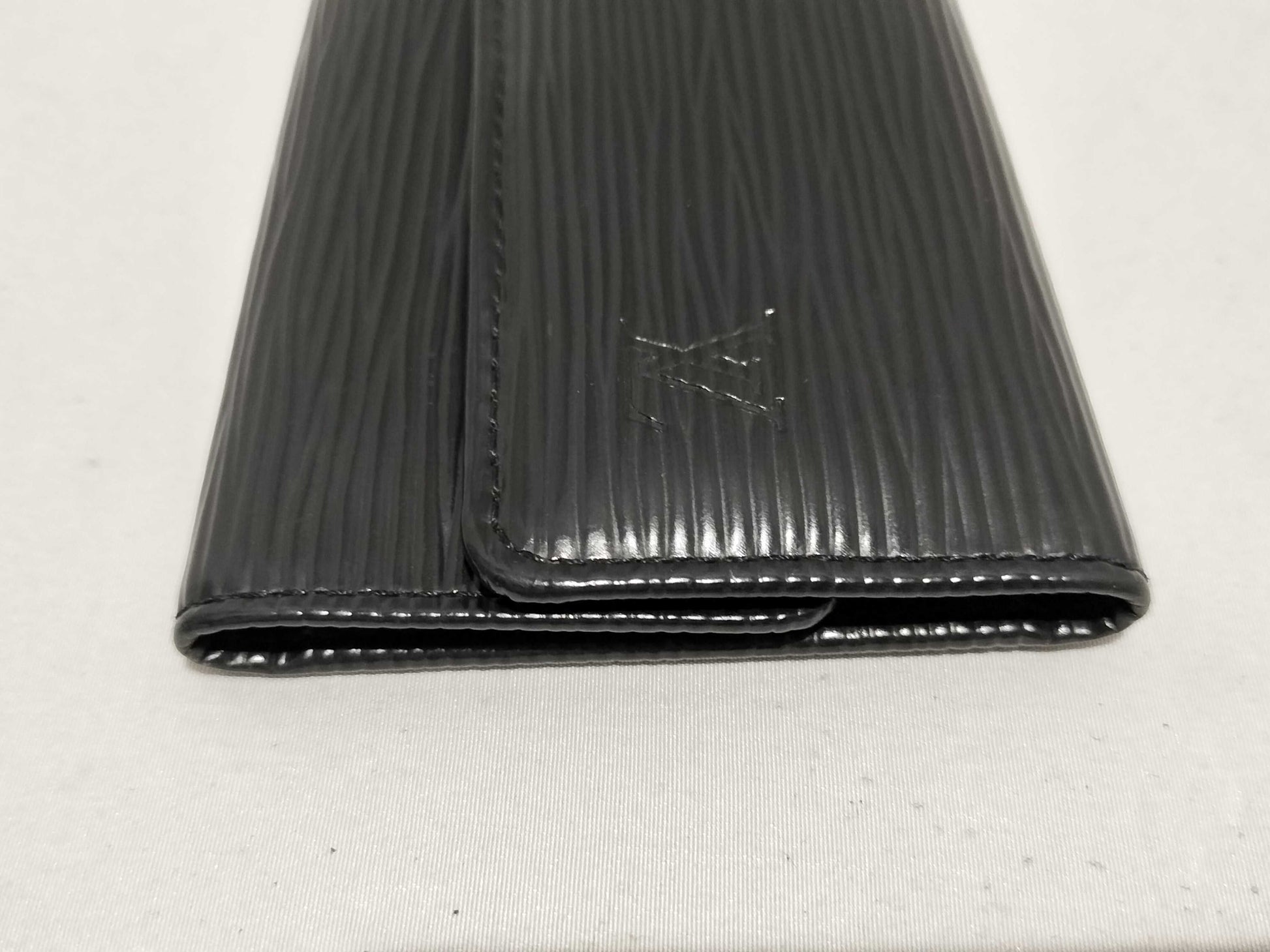 LOUIS VUITTON Epi Multicle 6 Key Case, Black