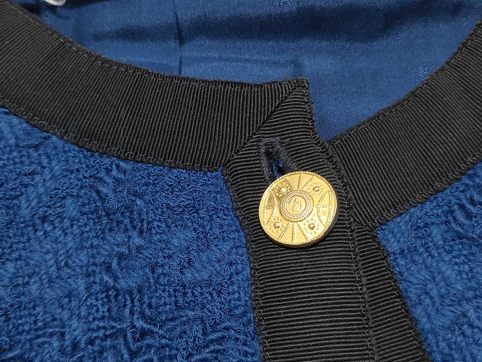 CHANEL BOUTIQUE Tweed No-Collar Button Jacket 