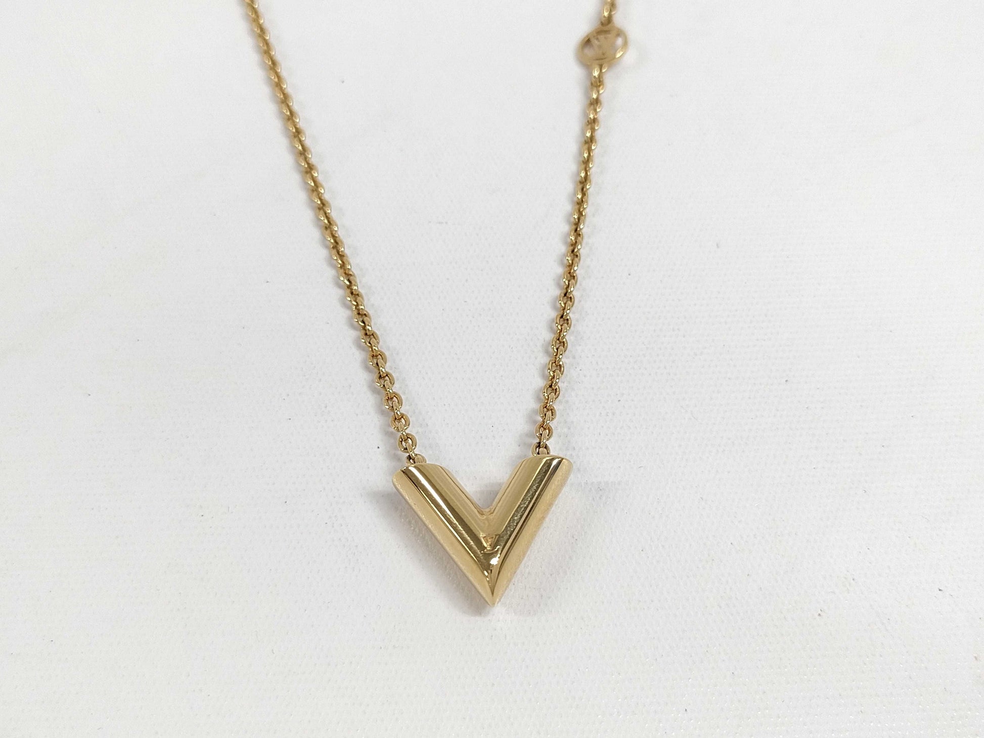 LOUIS VUITTON Essential V M00857 Necklace