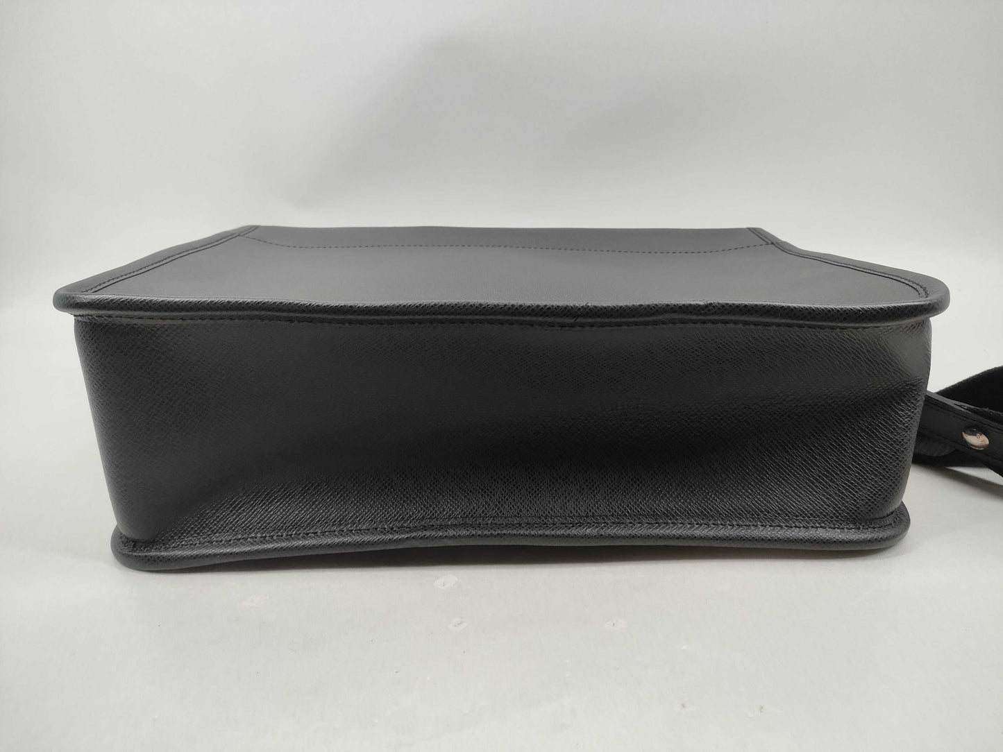 LOUIS VUITTON Taiga M32622 Anton Ardoise Shoulder Bag